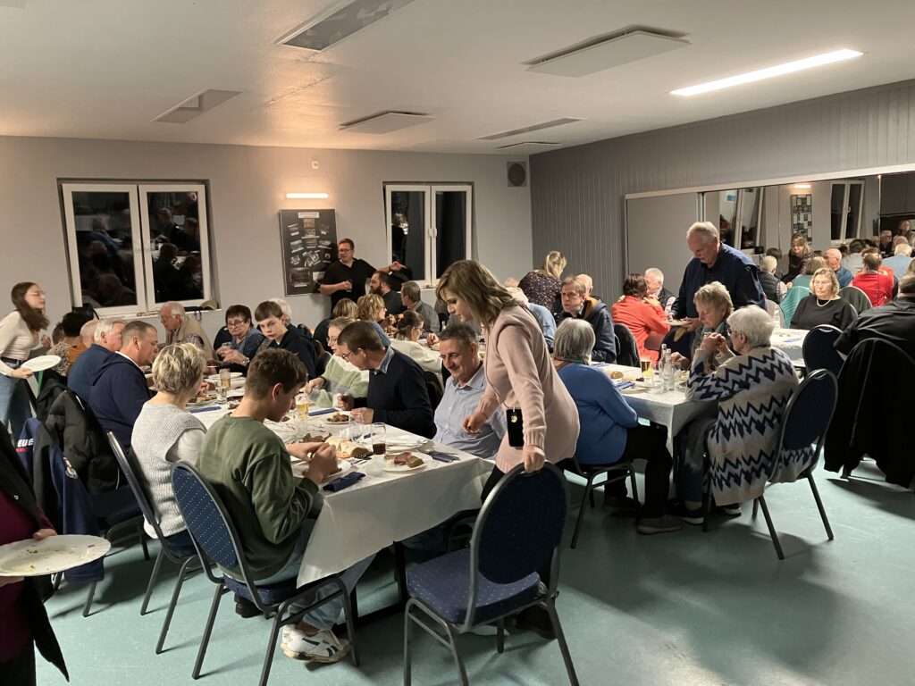 Volles Haus beim Schlachteessen
