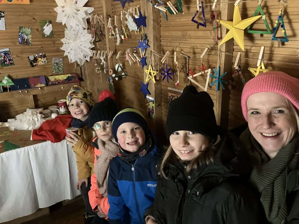 Kinder – Naturturnen auf dem Weihnachtsmarkt in Reichensachsen