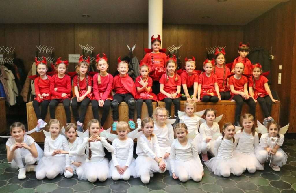 Engelchen und Teufelchen beim Kinderfasching