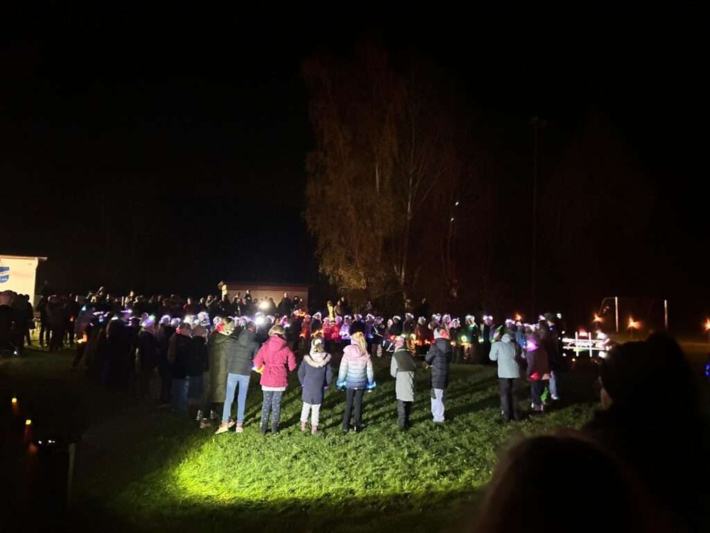 Laternenumzug endet auf dem Sportplatz