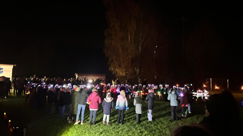 Laternenumzug endet auf dem Sportplatz