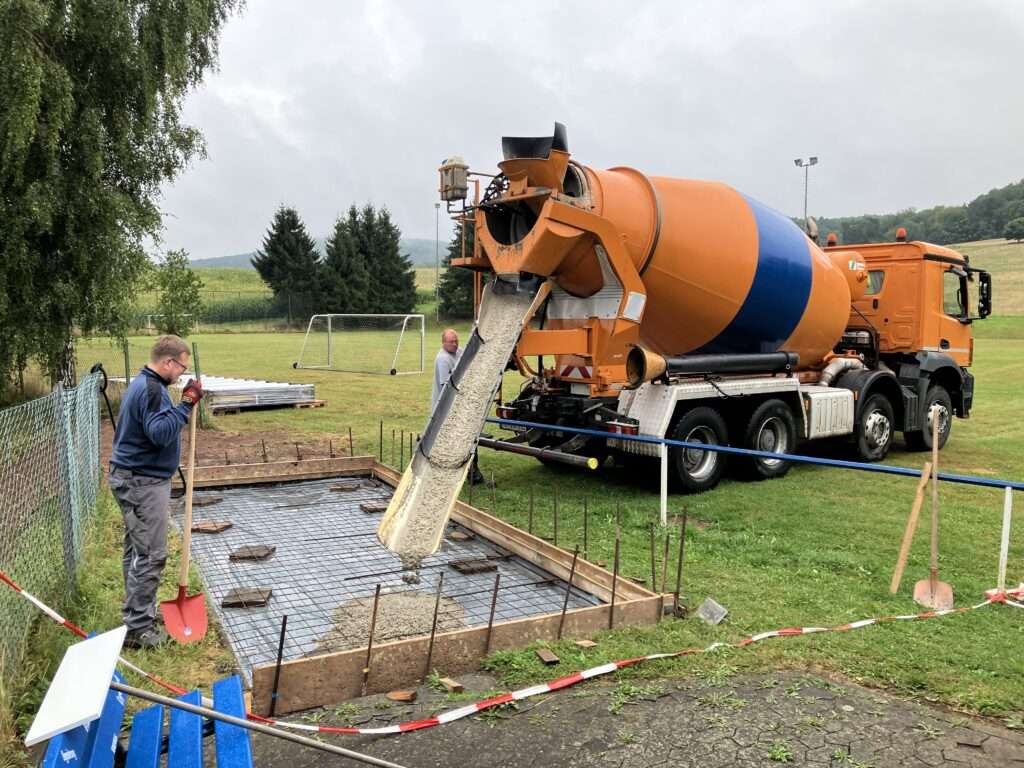 Der Betonsockel ist fertig